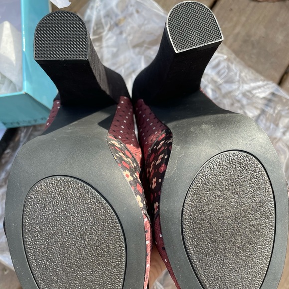 NWT Sole Obsession Ankle Buckle Burg/Black Textile Virgo Close Toe Heal Size 8 - Picture 4 of 16